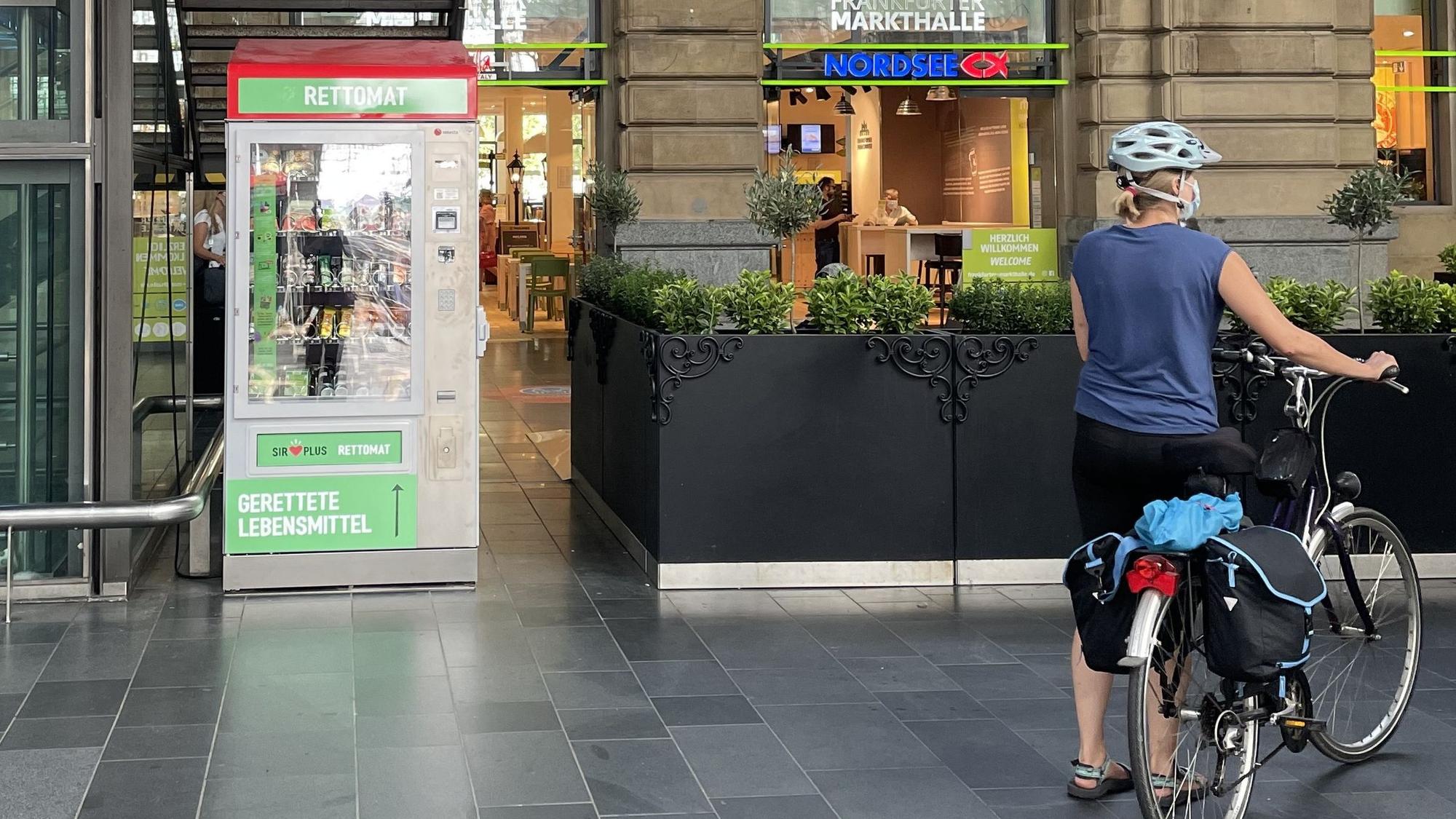 Der „Rettomat“ am Frankfurter Hauptbahnhof gibt Lebensmitteln eine zweite Chance.