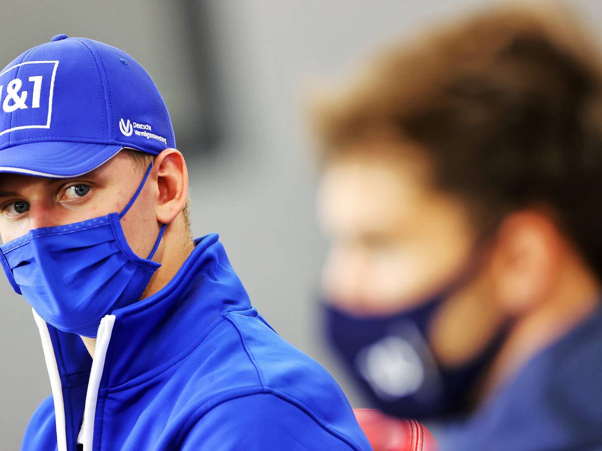 Mick Schumacher schaut bei einer Pressekonferenz in die Kamera.