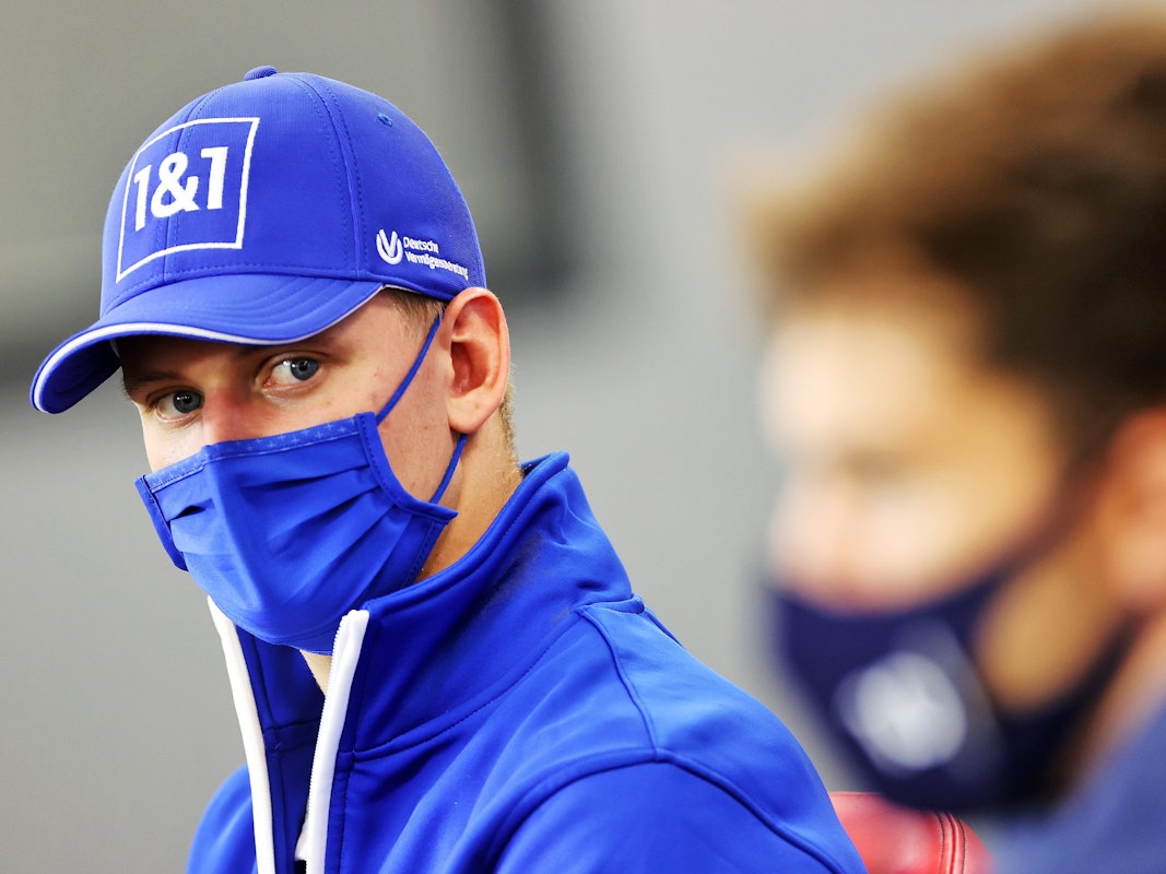 Mick Schumacher schaut bei einer Pressekonferenz in die Kamera.