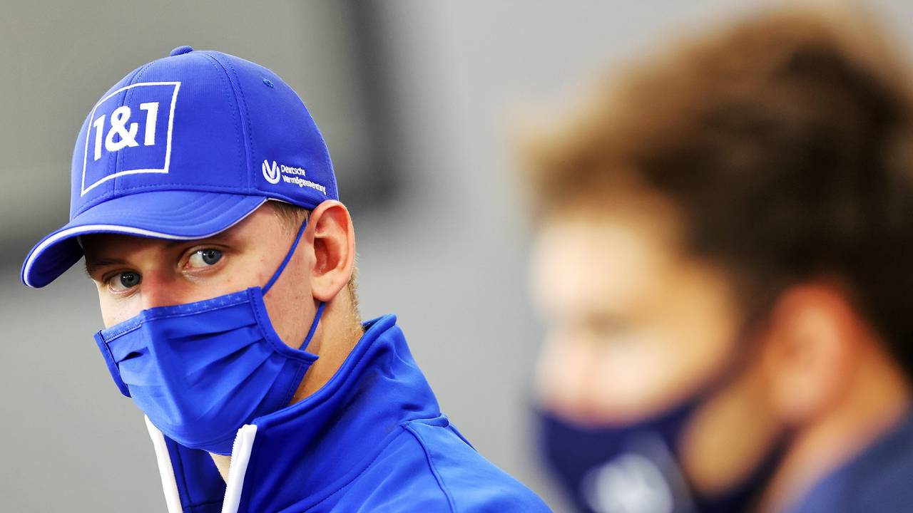 Mick Schumacher schaut bei einer Pressekonferenz in die Kamera.