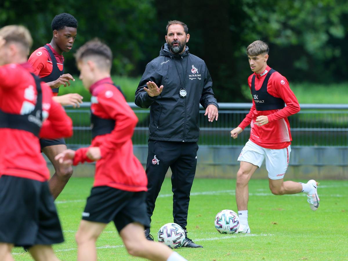 Trainer Stefan Ruthenbeck (1. FC Köln) beim Training der U19.