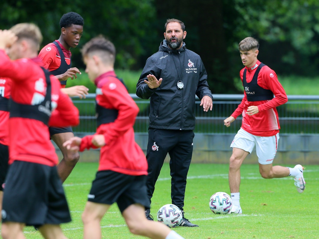 Trainer Stefan Ruthenbeck (1. FC Köln) beim Training der U19.