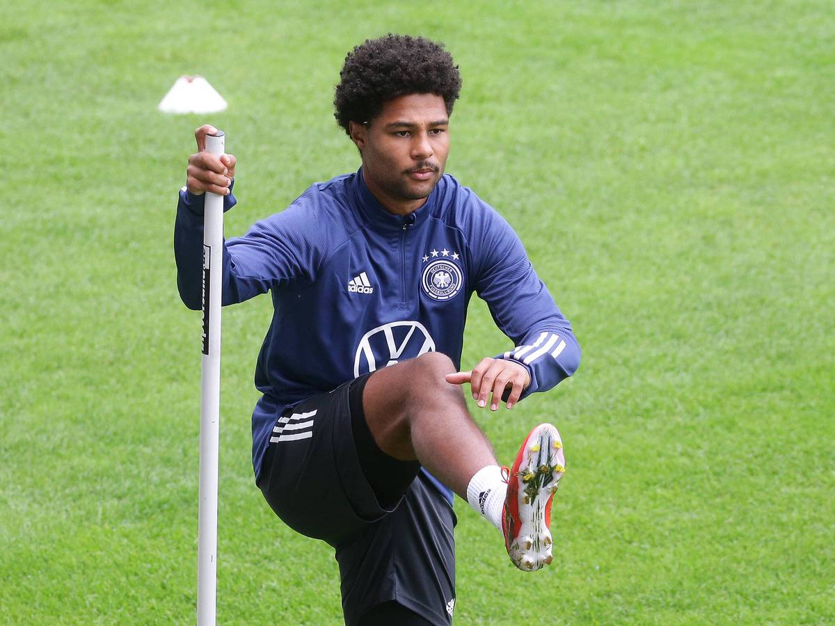 Serge Gnabry steht an einer Trainingsstange bei der Einheit der Nationalmannschaft.