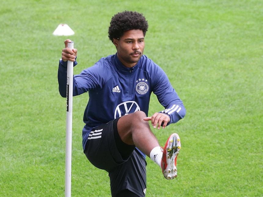 Serge Gnabry steht an einer Trainingsstange bei der Einheit der Nationalmannschaft.