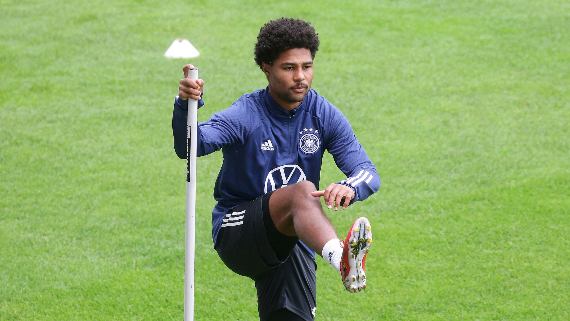 Serge Gnabry steht an einer Trainingsstange bei der Einheit der Nationalmannschaft.