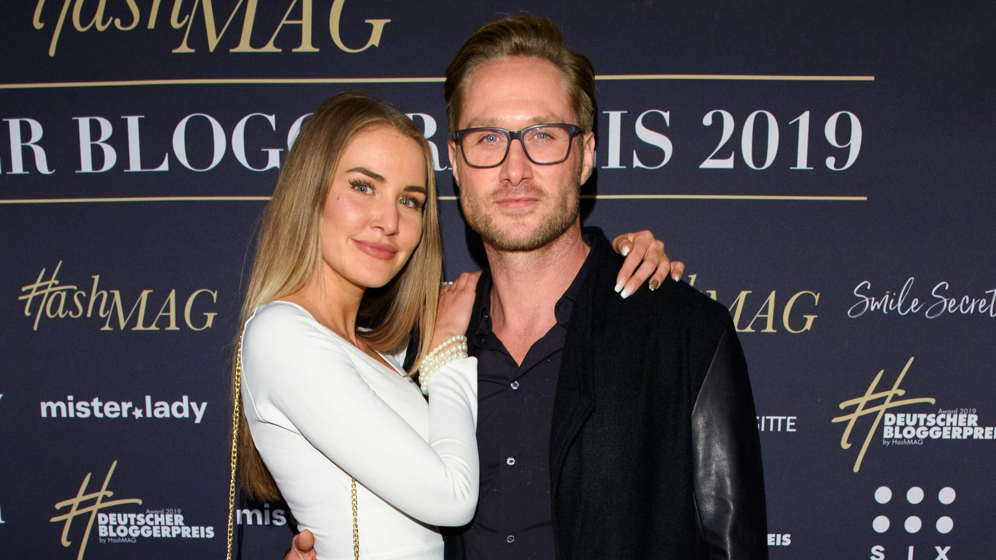 Julia Prokopy, Model, und Nico Schwanz, Schauspieler und Moderator, kommen über den roten Teppich zur Verleihung des 4. Deutschen Bloggerpreises in den Mozartsälen.