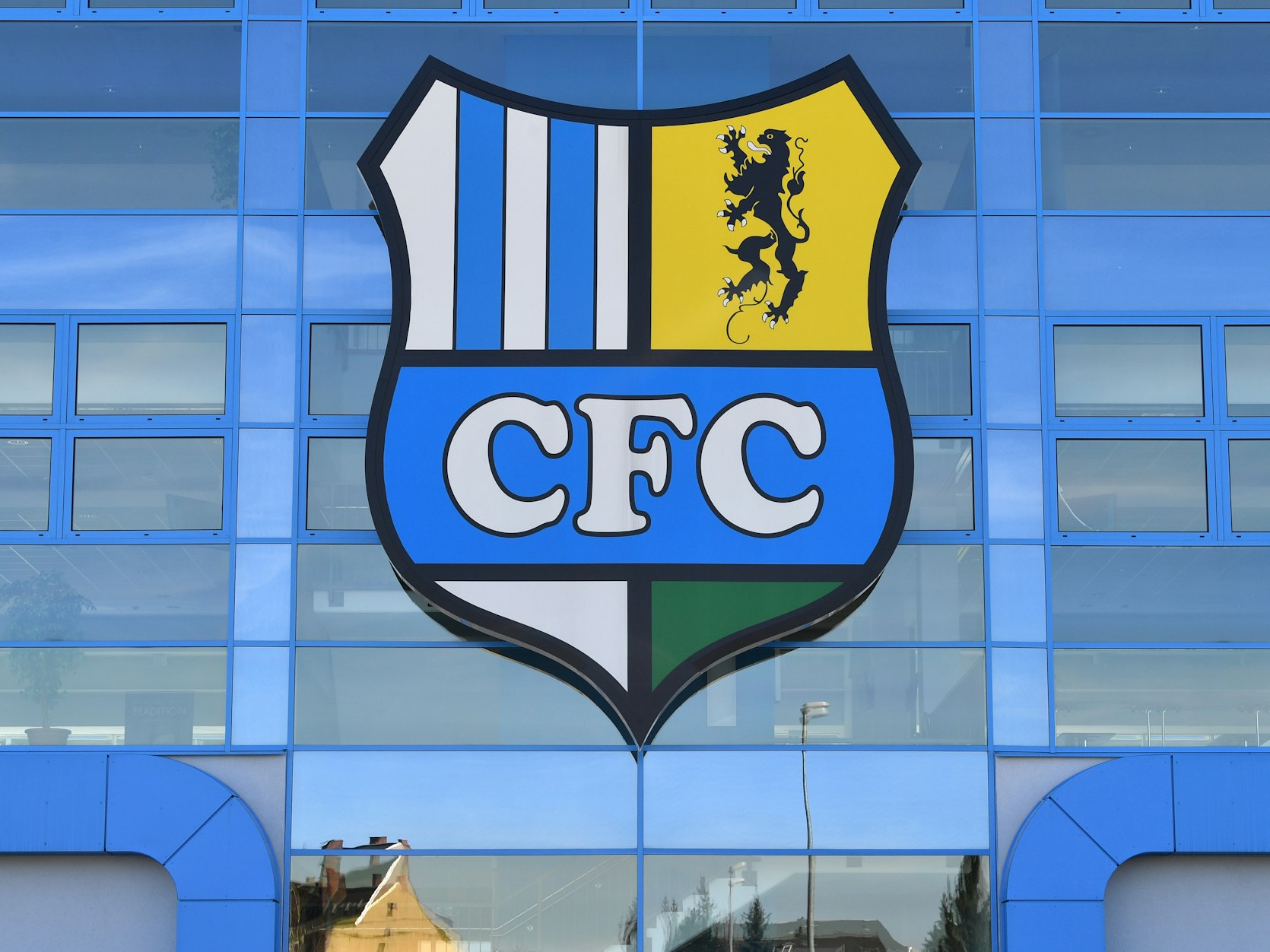 Das Vereinslogo des Chemnitzer FC am Stadion