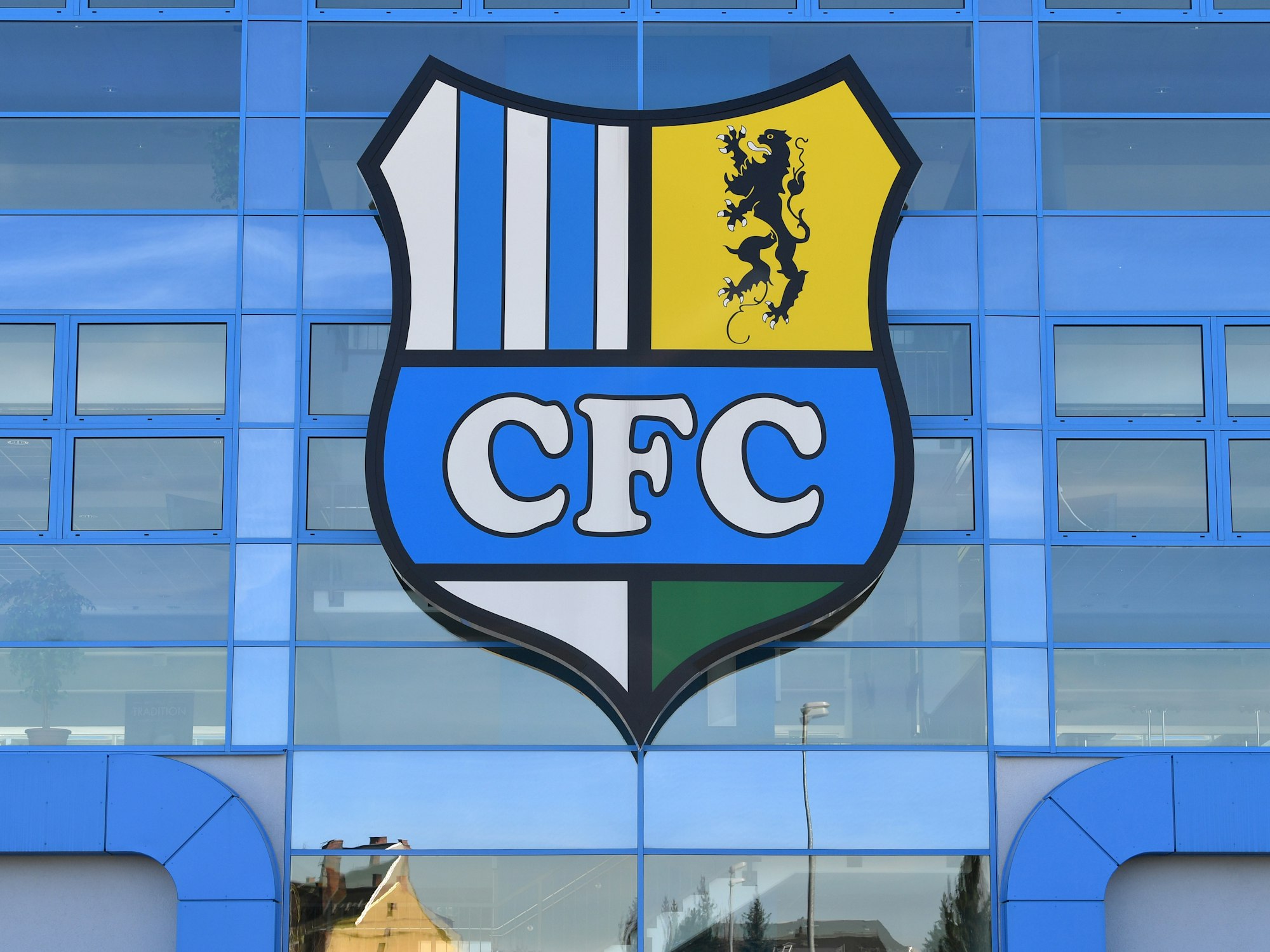 Das Vereinslogo des Chemnitzer FC am Stadion