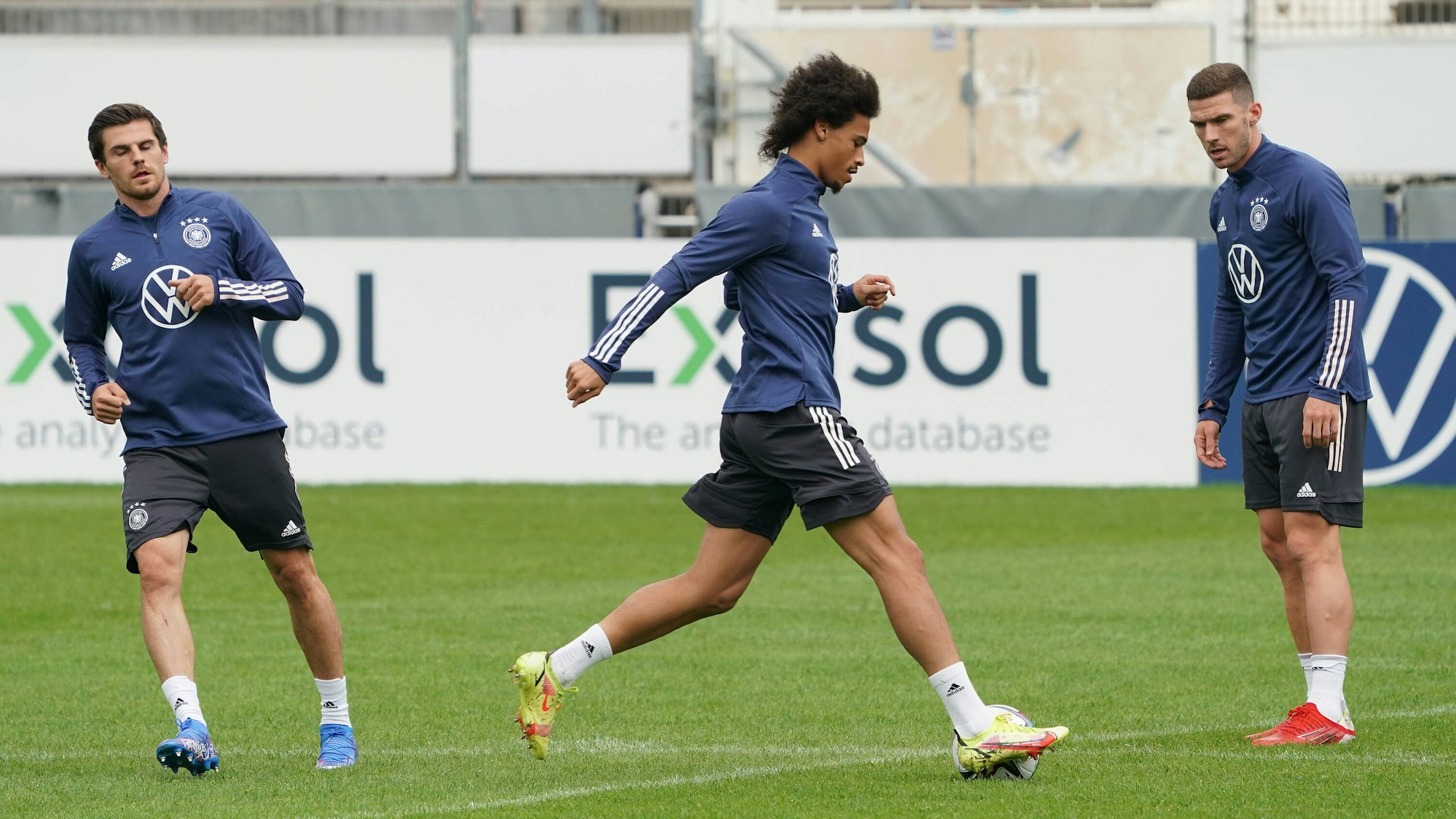 Jonas Hofmann, Leroy Sané und Robin Gosens beim Training der Nationalmannschaft.