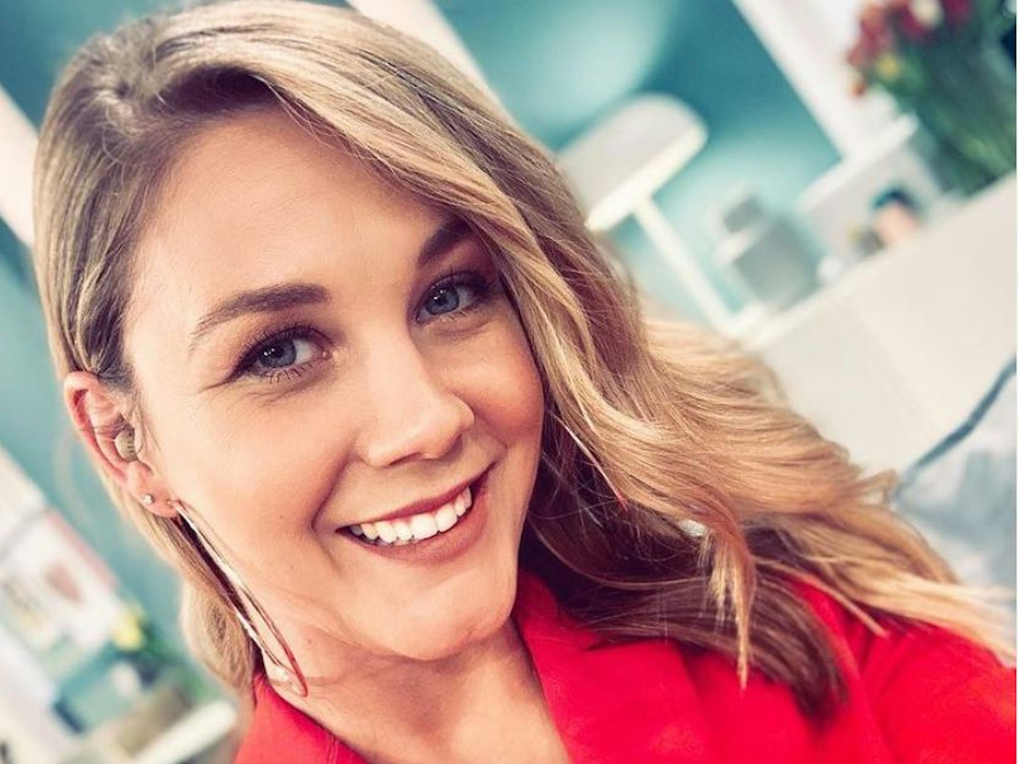 Alina Merkau vom Sat.1-„Frühstücksfernsehen“. Das Selfie hat sie am 25. April 2019 auf ihrem Instagram-Account gepostet. Screenshot gemacht am 31.8.2021.