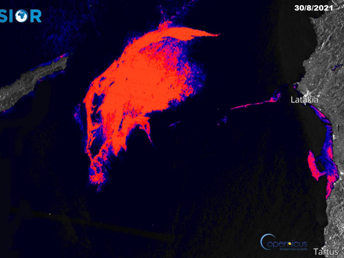 Ein riesiger Ölteppich treibt derzeit östlich der Mittelmeerinsel Zypern. Das Satellitenbild zeigt in Rot den Ölteppich zwischen Syrien (r.) und Zypern (l.)