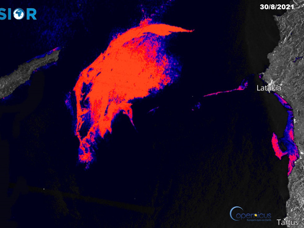 Ein riesiger Ölteppich treibt derzeit östlich der Mittelmeerinsel Zypern. Das Satellitenbild zeigt in Rot den Ölteppich zwischen Syrien (r.) und Zypern (l.)