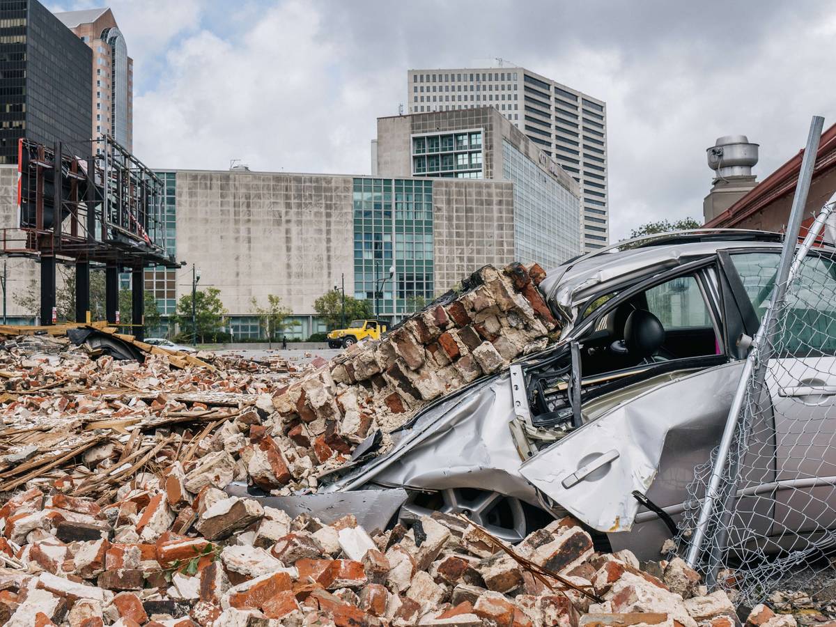 Trümmerteile eines Hauses haben ein Auto in New Orleans (Louisiana) begraben.