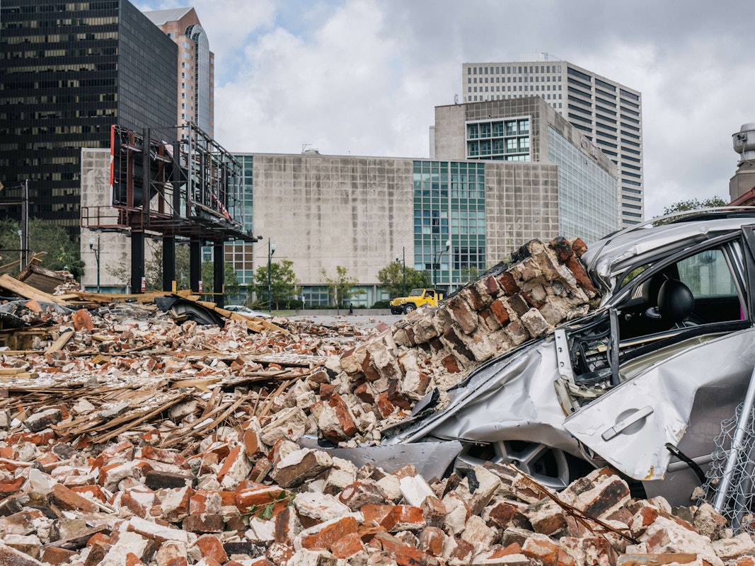 Trümmerteile eines Hauses haben ein Auto in New Orleans (Louisiana) begraben.