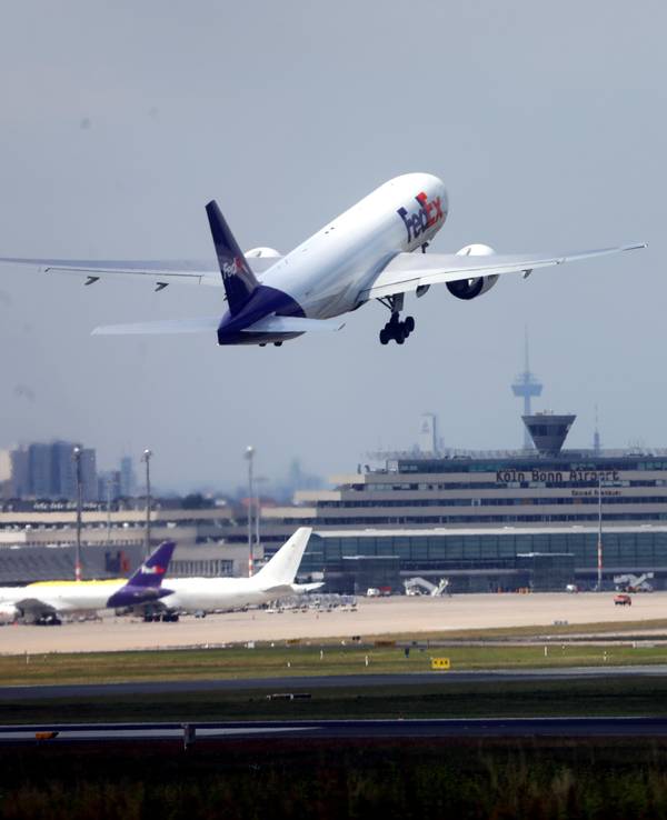 Ein Frachtflieger von FedEx hebt am Köln/Bonn Flughafen ab.