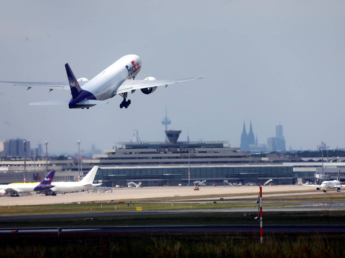 Ein Frachtflieger von FedEx hebt am Köln/Bonn Flughafen ab.