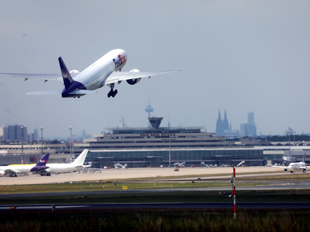 Ein Frachtflieger von FedEx hebt am Köln/Bonn Flughafen ab.