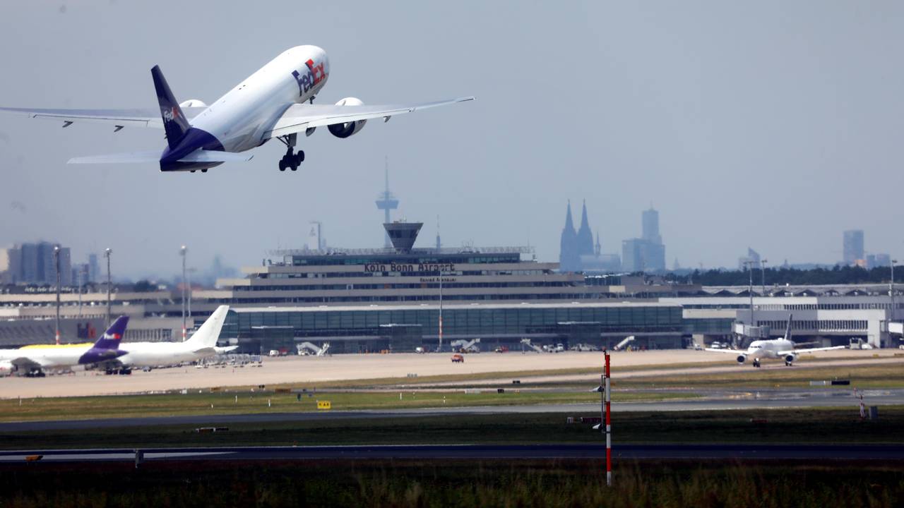 Ein Frachtflieger von FedEx hebt am Köln/Bonn Flughafen ab.