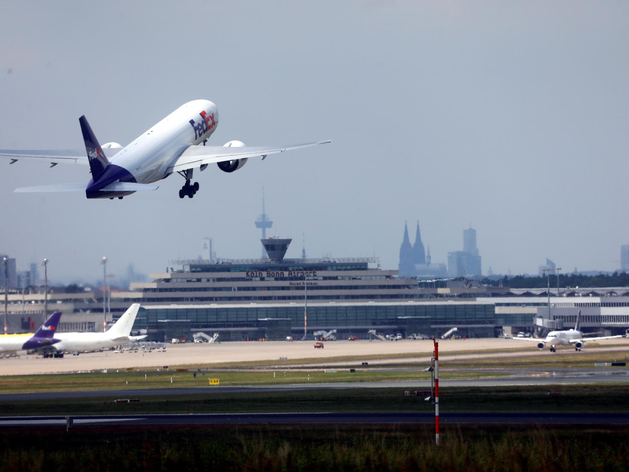 Ein Frachtflieger von FedEx hebt am Köln/Bonn Flughafen ab.