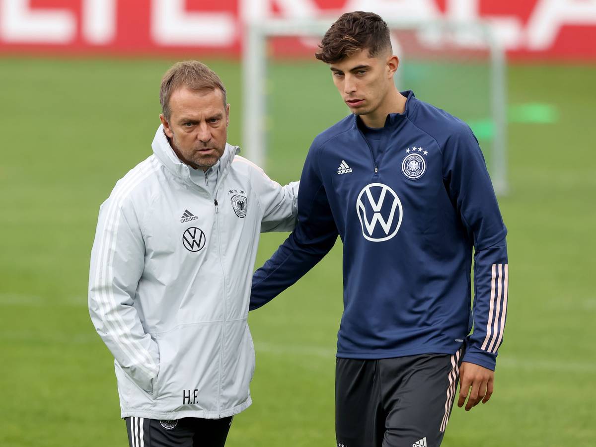 Bundestrainer Hans-Dieter Flick umarmt Kai Havertz vor dem Training.