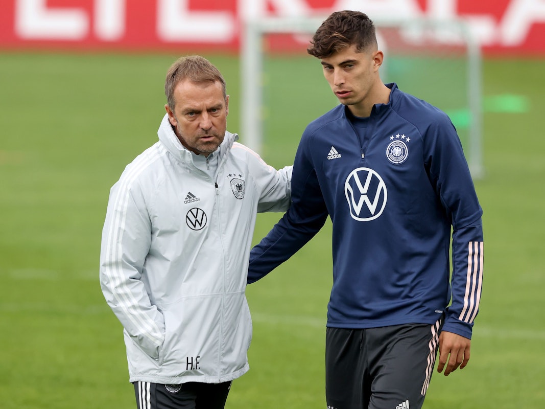 Bundestrainer Hans-Dieter Flick umarmt Kai Havertz vor dem Training.