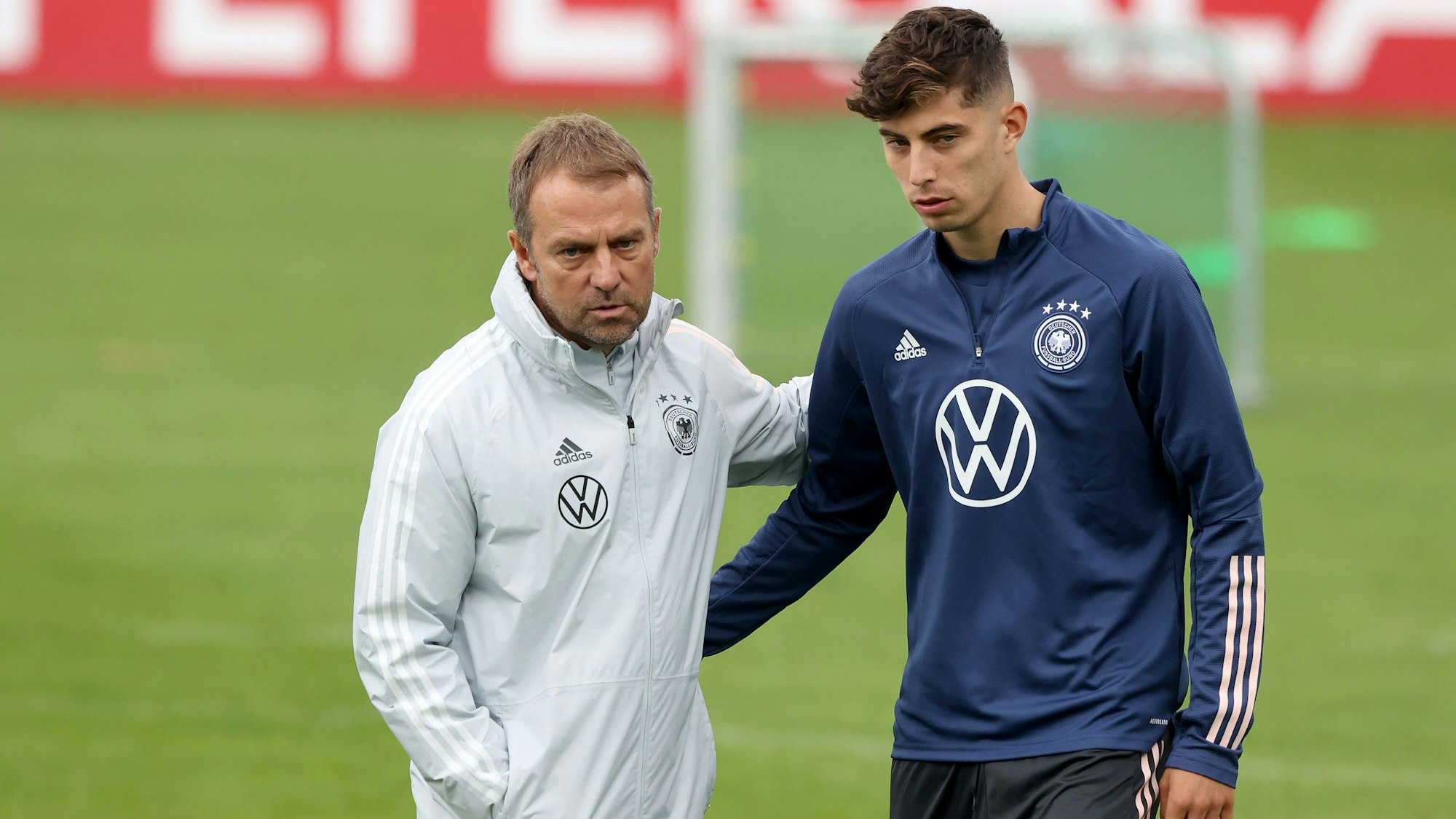 Bundestrainer Hans-Dieter Flick umarmt Kai Havertz vor dem Training.