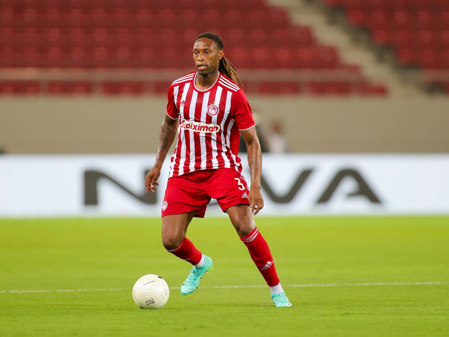 Ruben Semedo führt den Ball gegen Neftchi Baku.