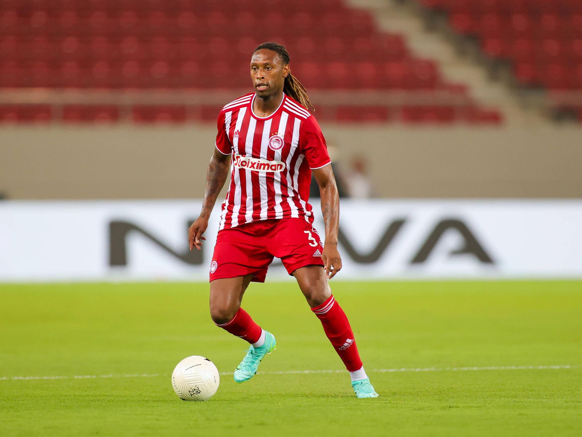 Ruben Semedo führt den Ball gegen Neftchi Baku.