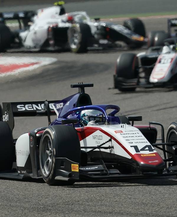 Motorsport: Formel-1-Weltmeisterschaft, Grand Prix von Bahrain, Formel 2 Rennen. David Beckmann (vorn) vom Team Charouz Racing System auf der Strecke. +++ dpa-Bildfunk +++
