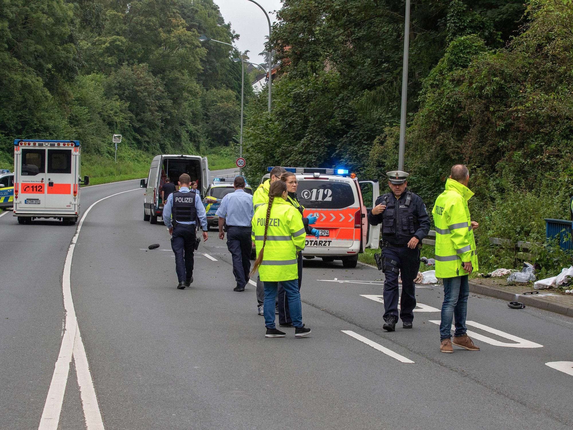 Polizisten stehen auf einer Straße.