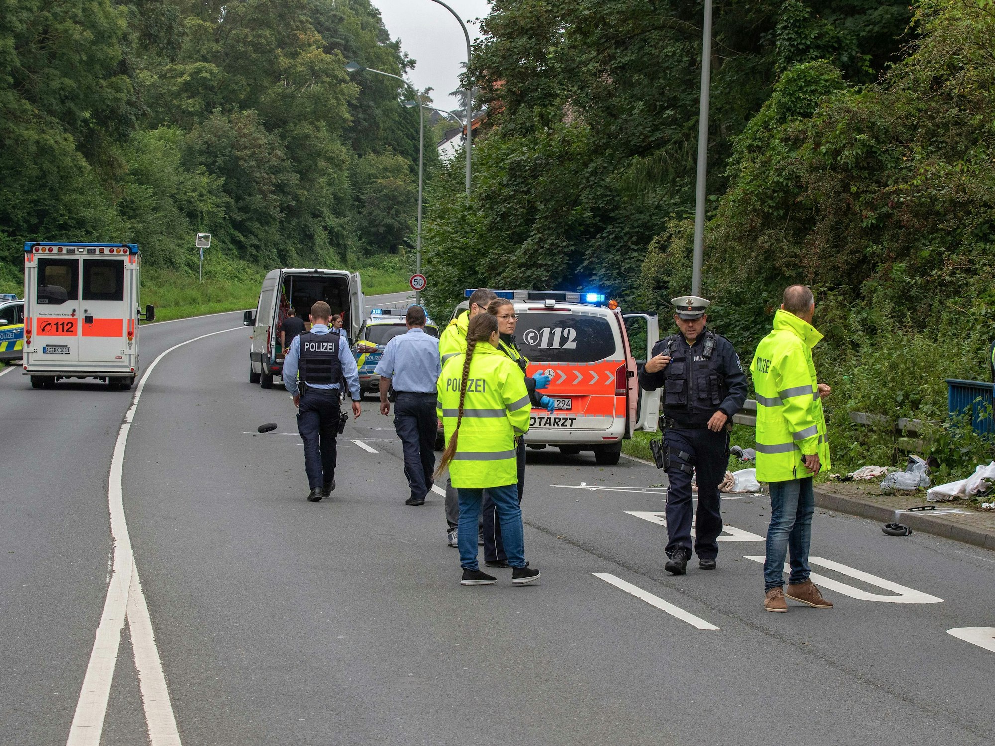 Polizisten stehen auf einer Straße.