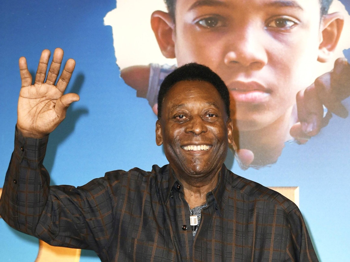 Pele winkt in Mailand seinen Fans zu.