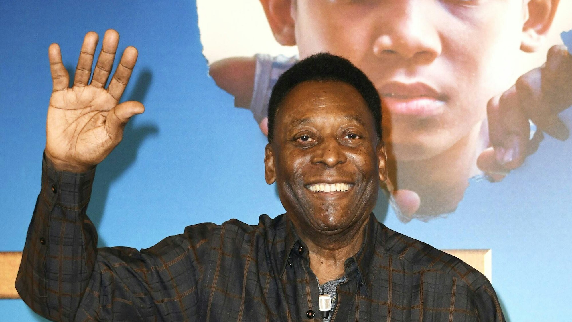Pele winkt in Mailand seinen Fans zu.