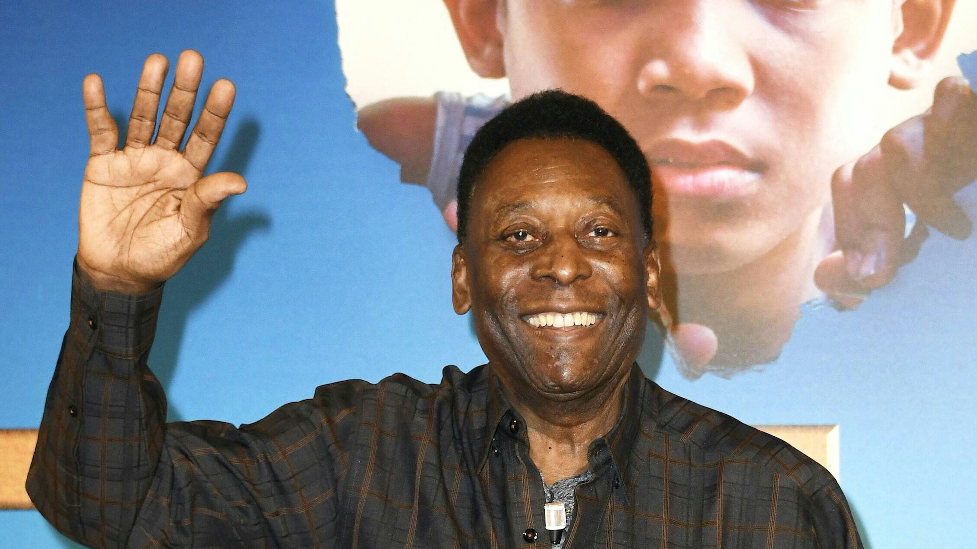 Pele winkt in Mailand seinen Fans zu.