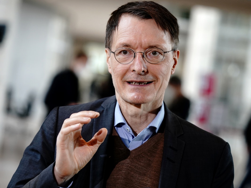 Karl Lauterbach, Gesundheitsexperte der SPD, gibt im März 2021 ein Interview im Bundestag. Er forderte, die Politik müsse jetzt eine klare Ansage machen, welche Gruppen bei den Auffrischimpfungen zuerst an der Reihe seien.