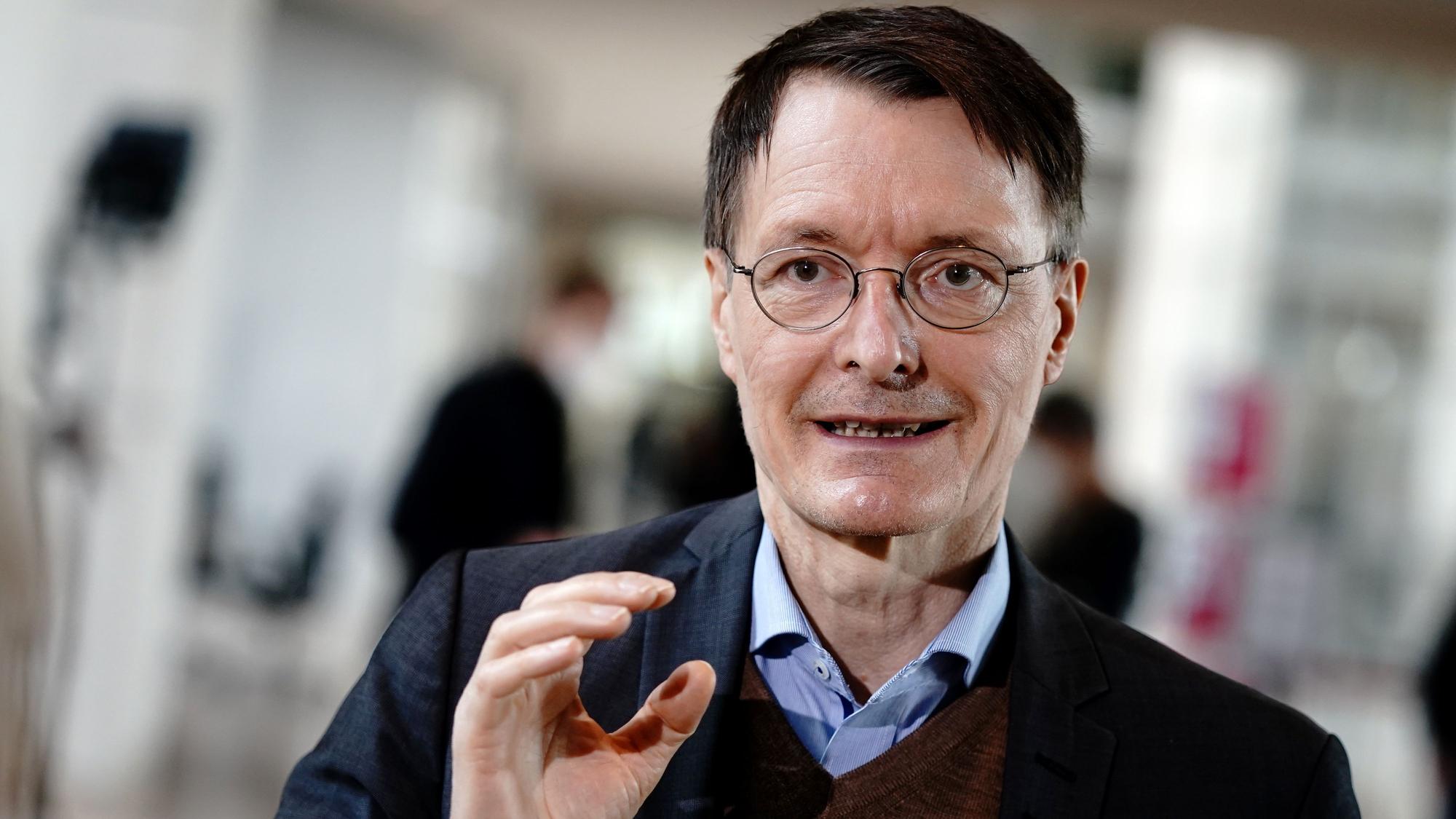 Karl Lauterbach, Gesundheitsexperte der SPD, gibt im März 2021 ein Interview im Bundestag. Er forderte, die Politik müsse jetzt eine klare Ansage machen, welche Gruppen bei den Auffrischimpfungen zuerst an der Reihe seien.