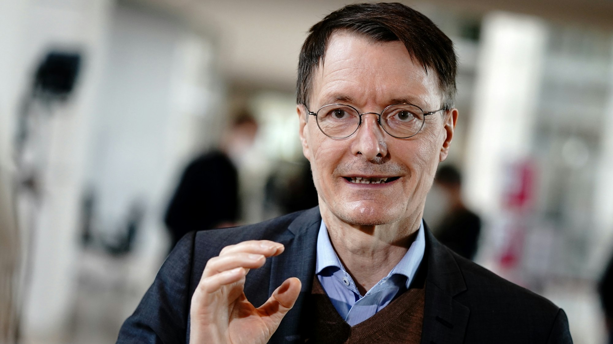 Karl Lauterbach, Gesundheitsexperte der SPD, gibt im März 2021 ein Interview im Bundestag. Er forderte, die Politik müsse jetzt eine klare Ansage machen, welche Gruppen bei den Auffrischimpfungen zuerst an der Reihe seien.