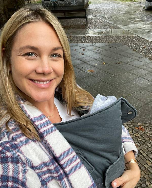 Alina Merkau hält ihr Kind auf dem Arm.