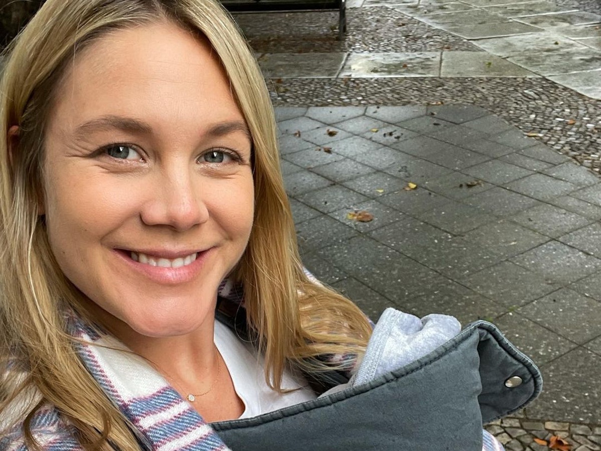 Alina Merkau hält ihr Kind auf dem Arm.