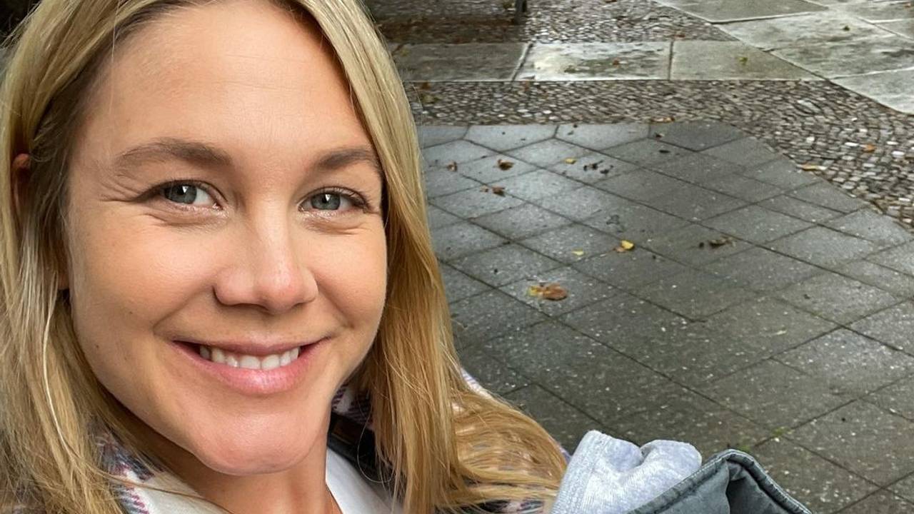 Alina Merkau hält ihr Kind auf dem Arm.