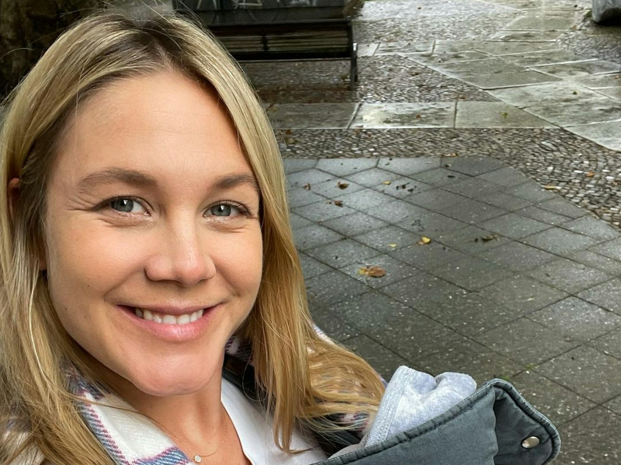 Alina Merkau hält ihr Kind auf dem Arm.