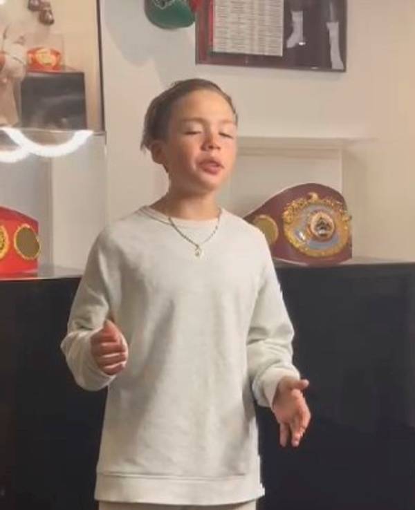 Fan Adriano singt Boxer Felix Sturm im Gym in der Kölner Südstadt ein Lied.