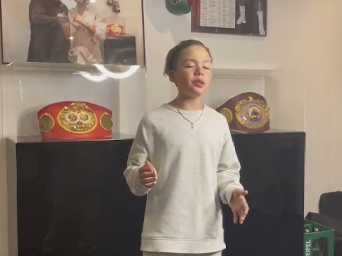 Fan Adriano singt Boxer Felix Sturm im Gym in der Kölner Südstadt ein Lied.