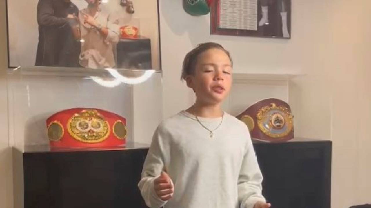 Fan Adriano singt Boxer Felix Sturm im Gym in der Kölner Südstadt ein Lied.