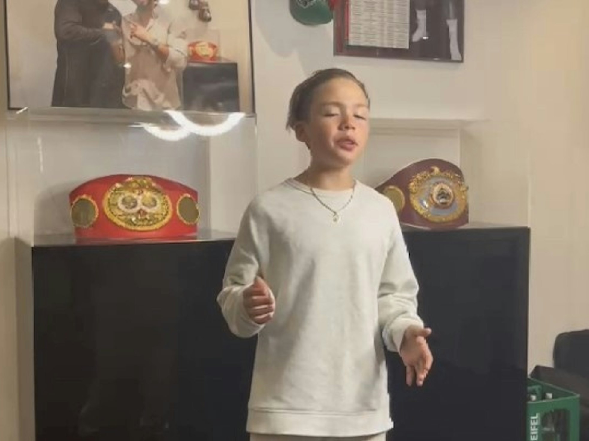 Fan Adriano singt Boxer Felix Sturm im Gym in der Kölner Südstadt ein Lied.