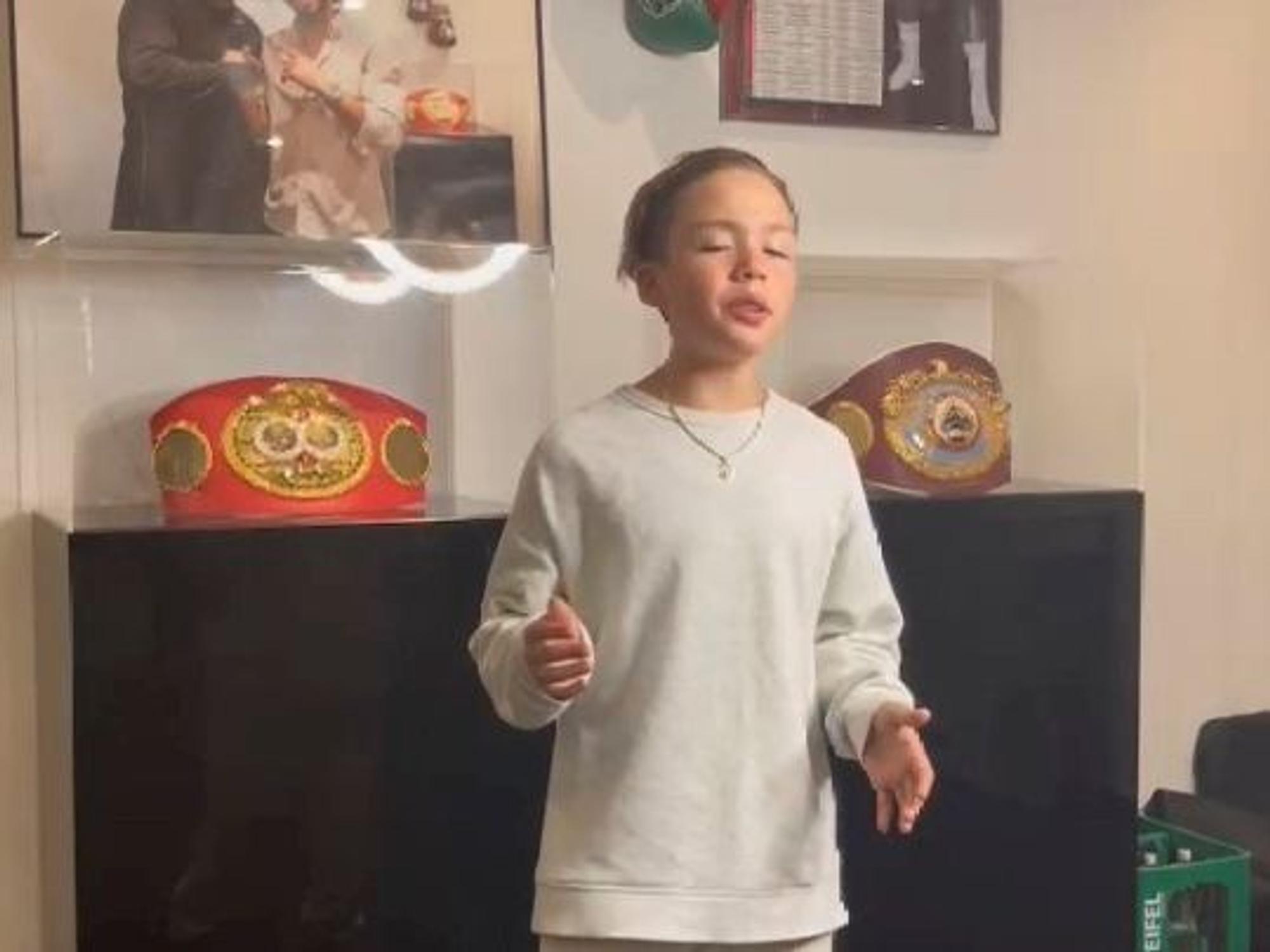 Fan Adriano singt Boxer Felix Sturm im Gym in der Kölner Südstadt ein Lied.