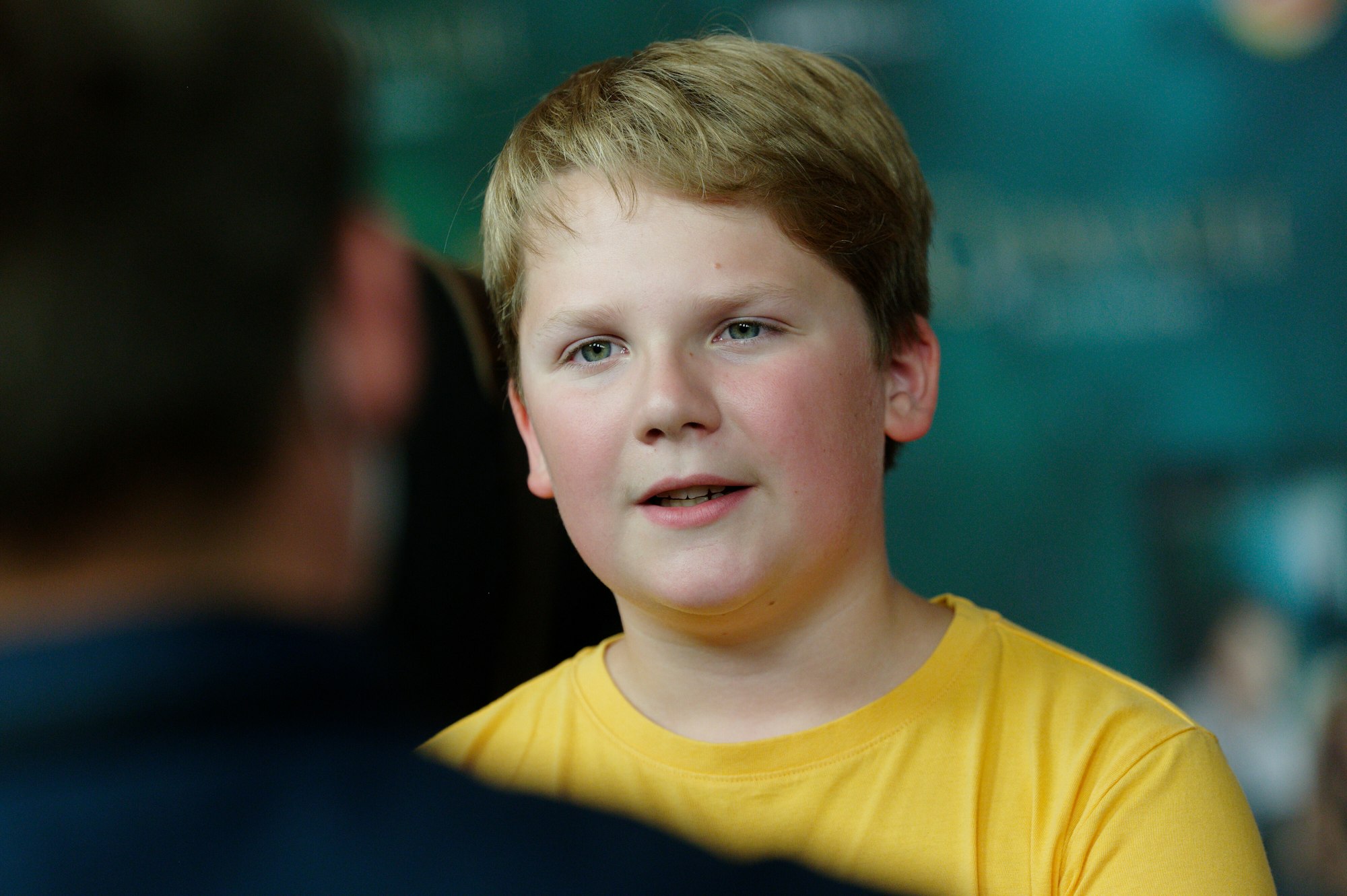 Der Schauspieler Julius Weckauf kommt zur Premiere der Fantasy-Komödie "Catweazle".
