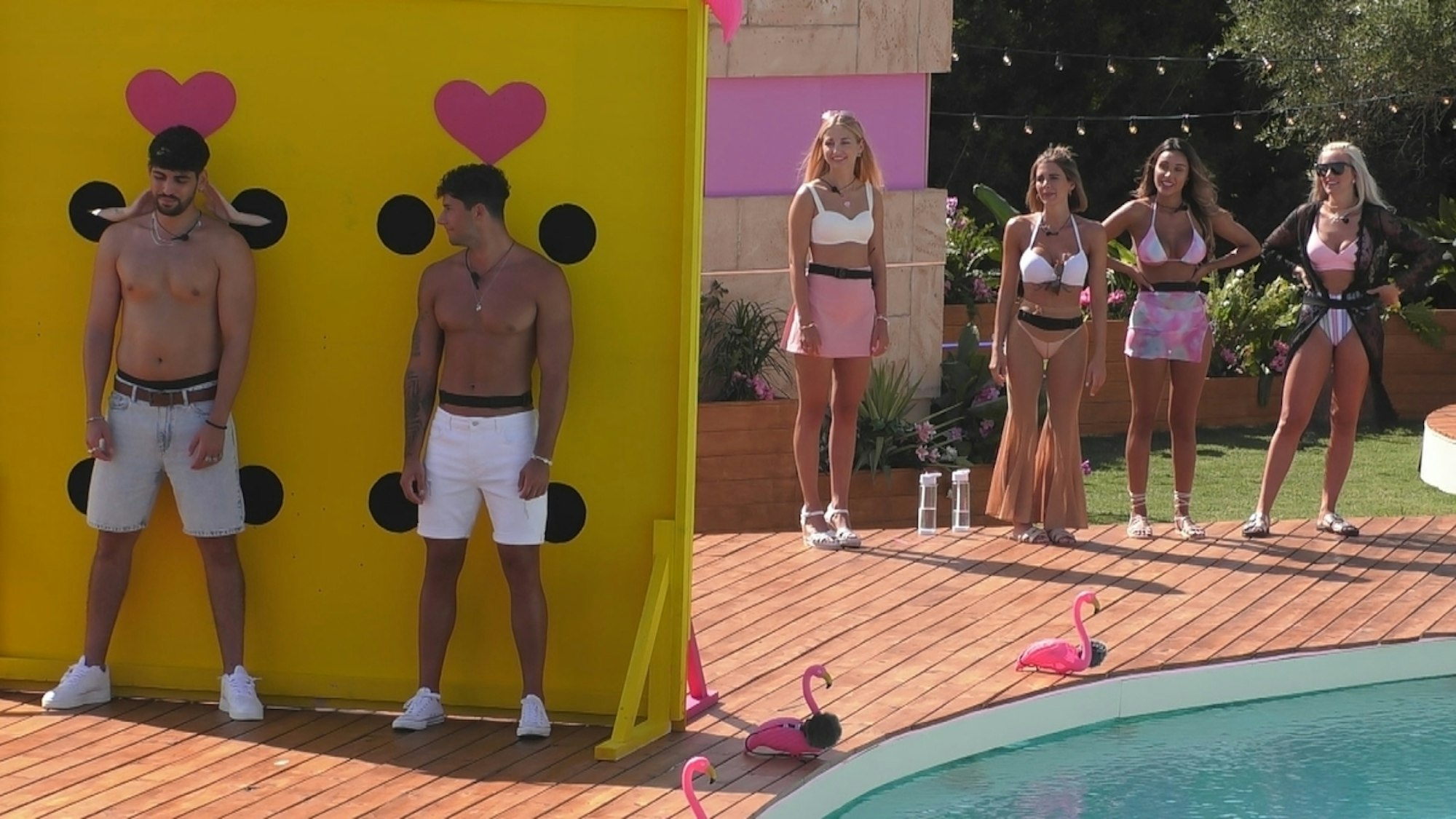 Unter Beobachtung der übrigen Single-Männer lassen sich Kaan (26) und Dennis (22) von den „Love Island“- Kandidatinnen ertasten.