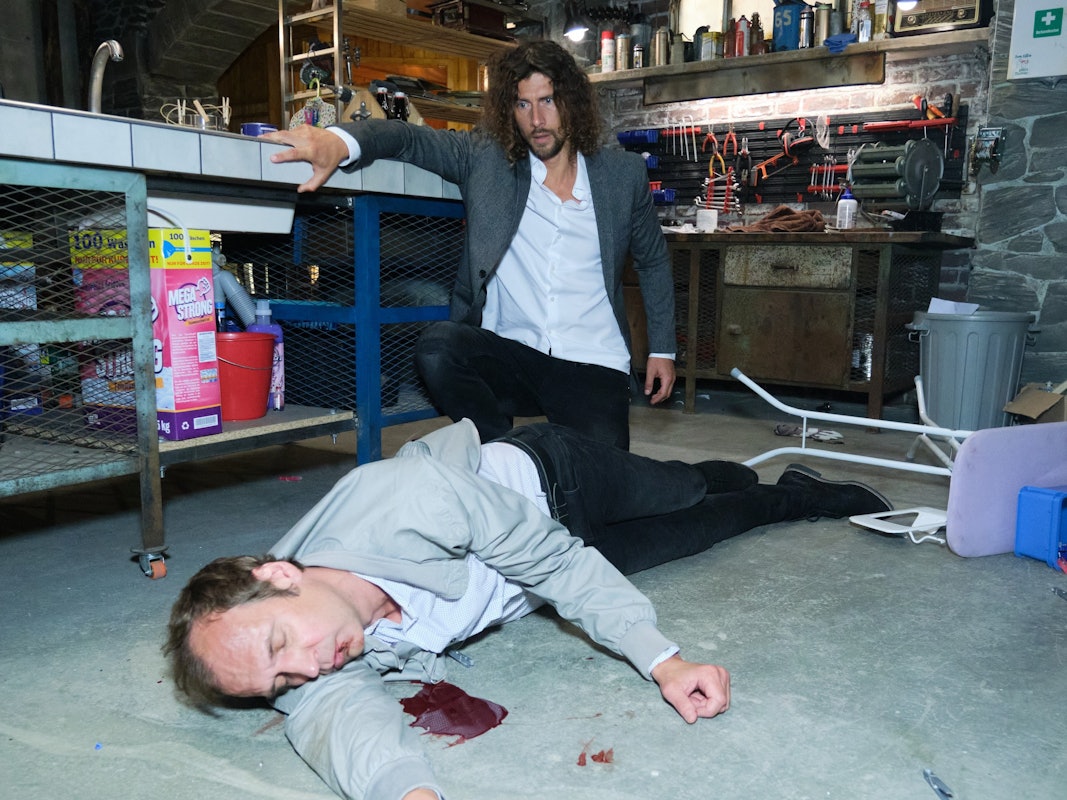 Szene aus Unter uns: Jakob Graf und Torsten Knippertz spielen Streit-Szene.