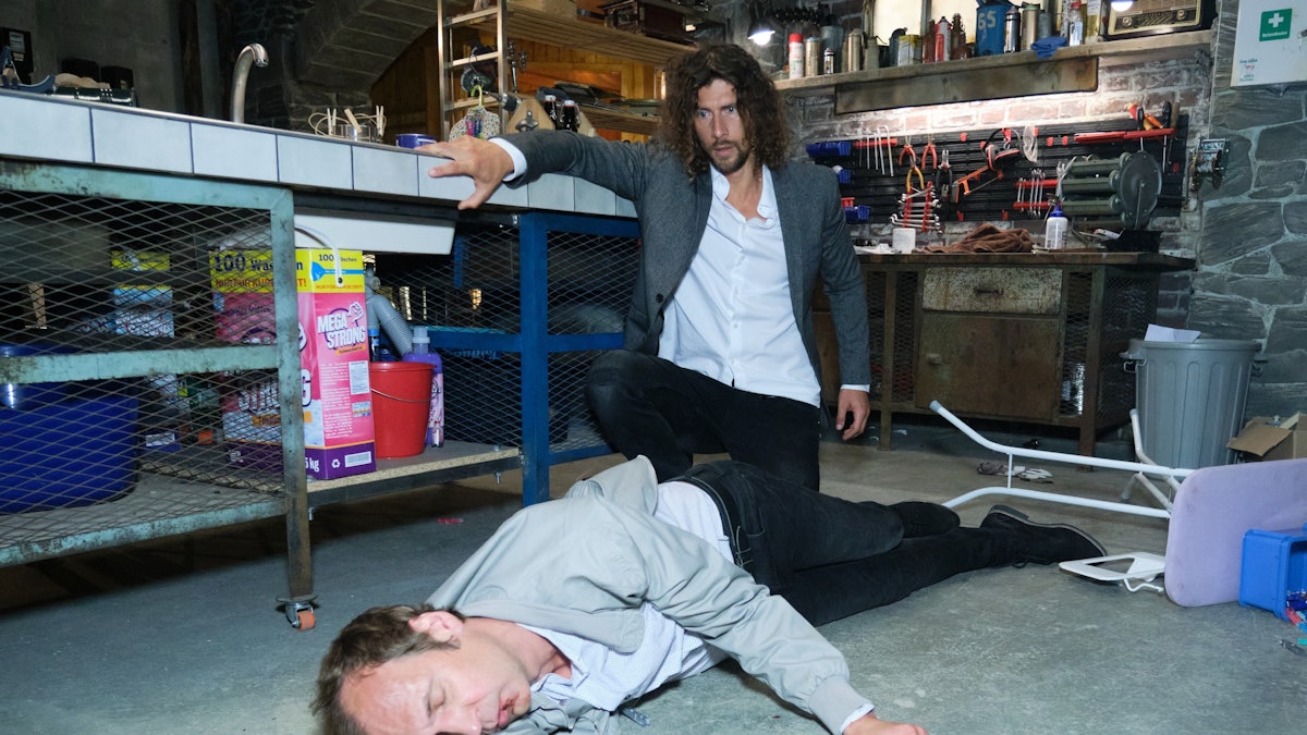 Szene aus Unter uns: Jakob Graf und Torsten Knippertz spielen Streit-Szene.